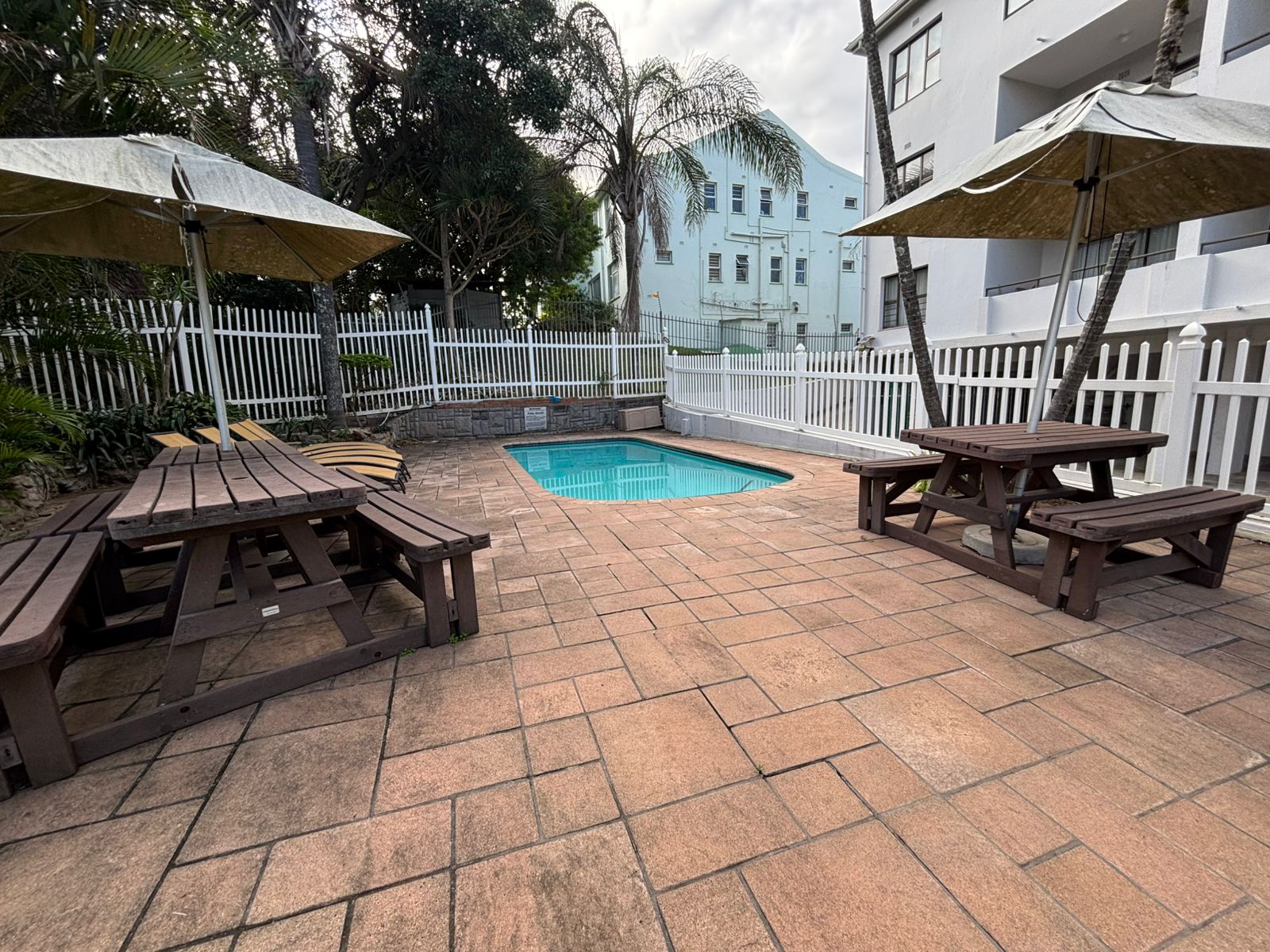FOR SALE – Furnished 2 Bedroom , Stone through away to beach in Margate