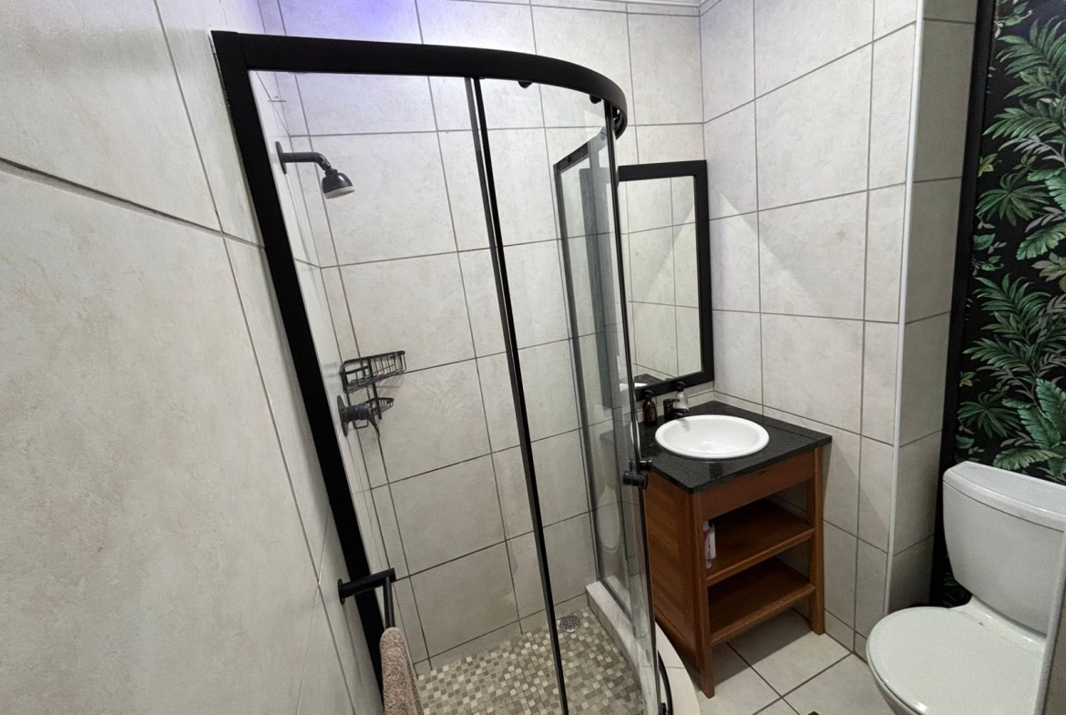 FOR SALE – Furnished 2 Bedroom , Stone through away to beach in Margate