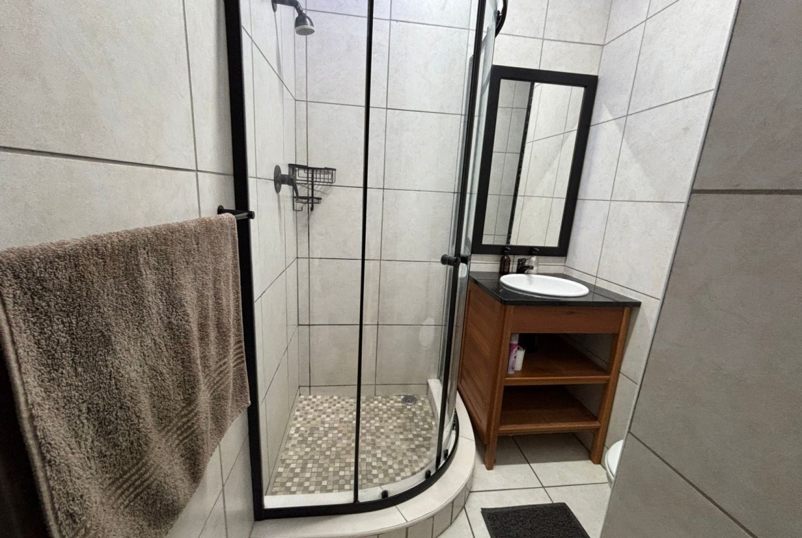 FOR SALE – Furnished 2 Bedroom , Stone through away to beach in Margate