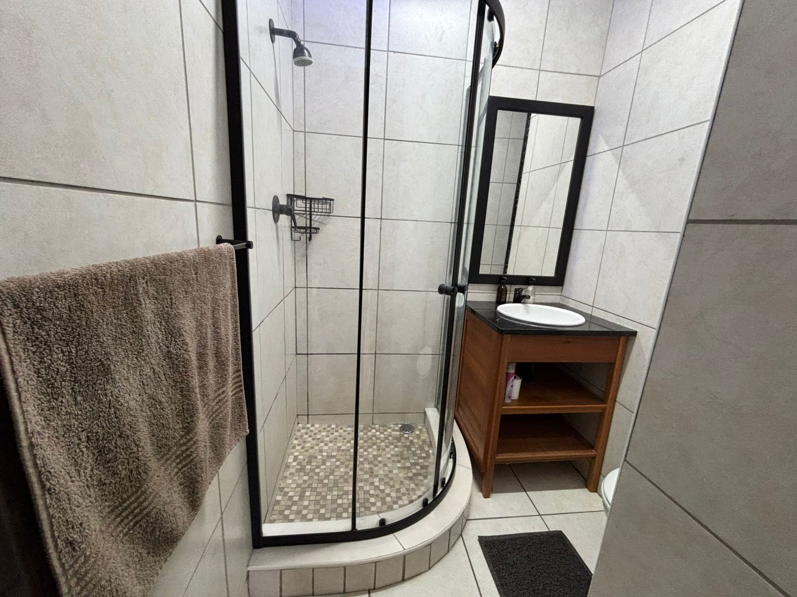 FOR SALE – Furnished 2 Bedroom , Stone through away to beach in Margate