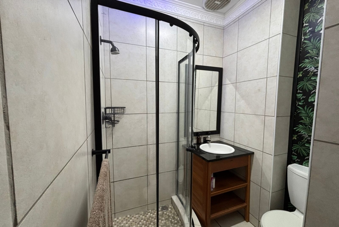 FOR SALE – Furnished 2 Bedroom , Stone through away to beach in Margate
