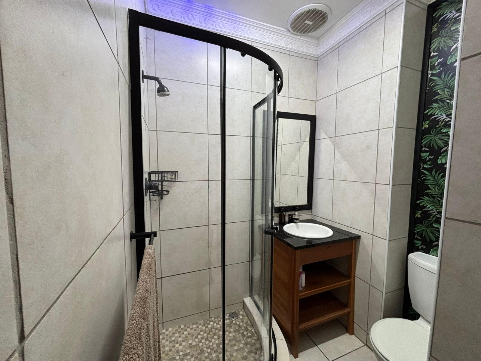 FOR SALE – Furnished 2 Bedroom , Stone through away to beach in Margate
