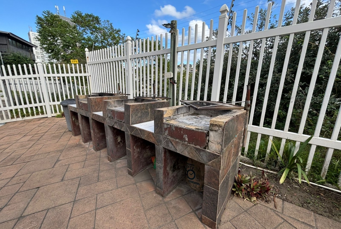 FOR SALE – Furnished 2 Bedroom , Stone through away to beach in Margate