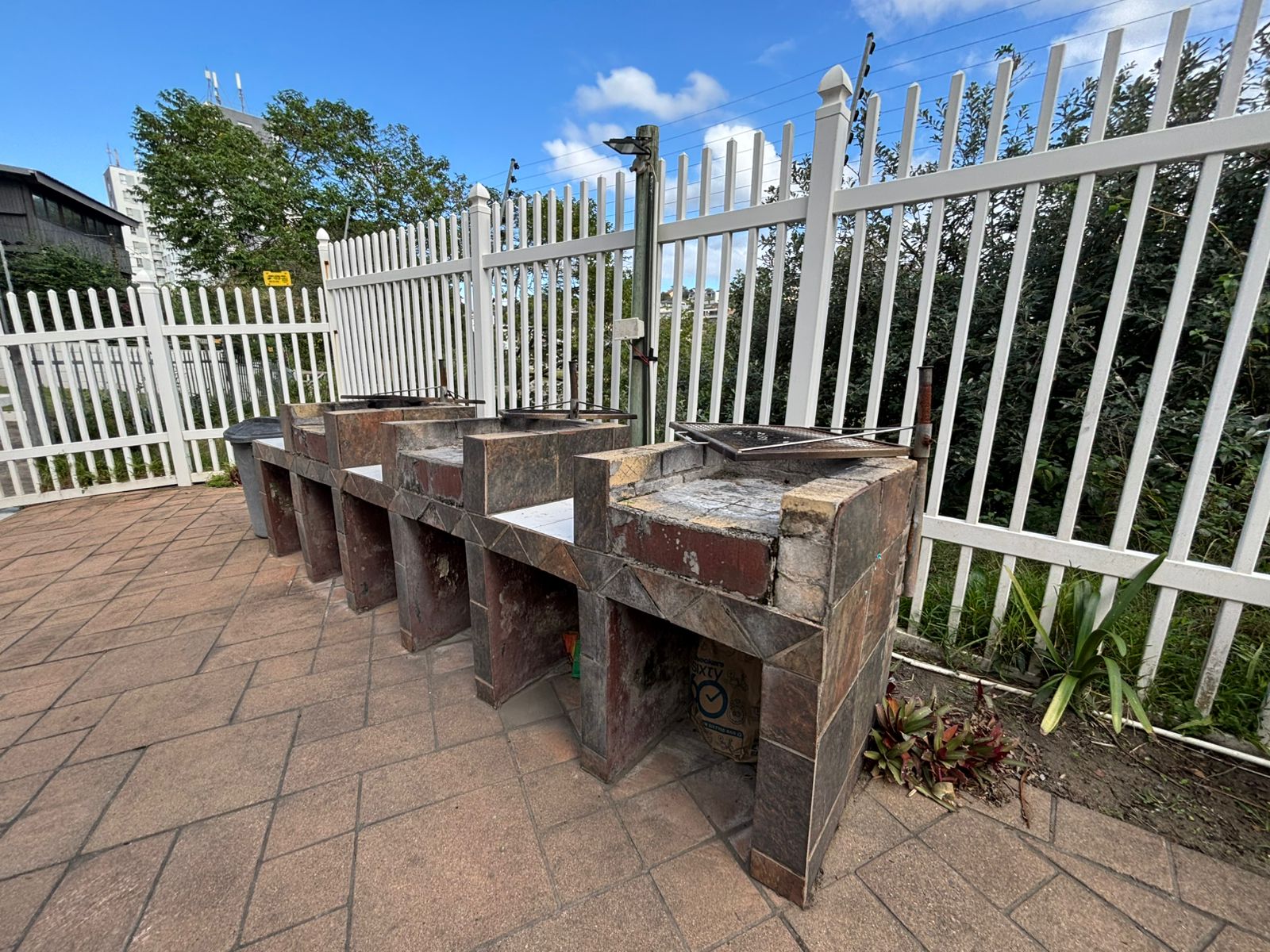 FOR SALE – Furnished 2 Bedroom , Stone through away to beach in Margate