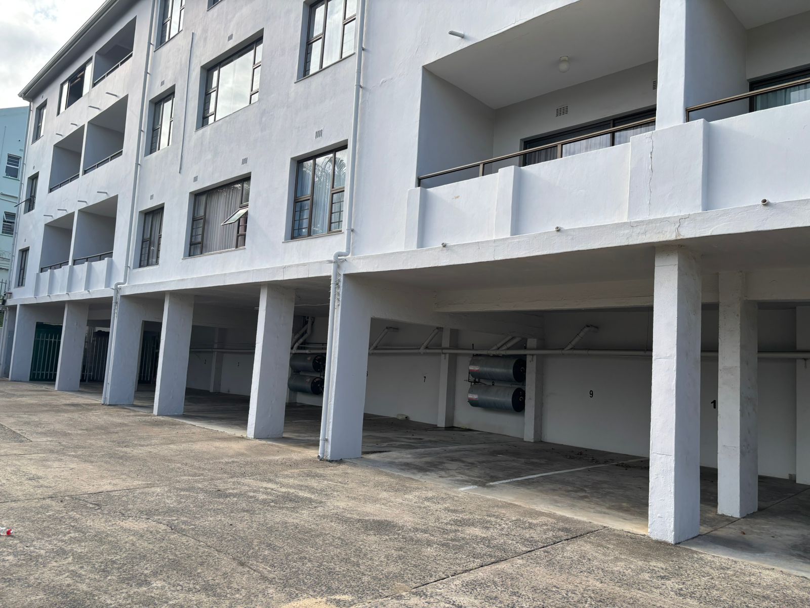 FOR SALE – Furnished 2 Bedroom , Stone through away to beach in Margate