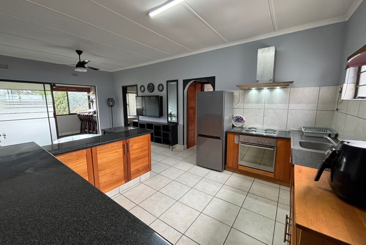 FOR SALE – Furnished 2 Bedroom , Stone through away to beach in Margate