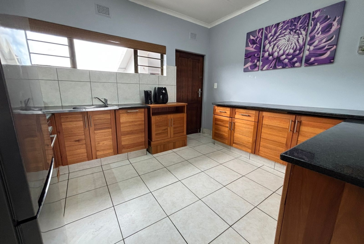 FOR SALE – Furnished 2 Bedroom , Stone through away to beach in Margate