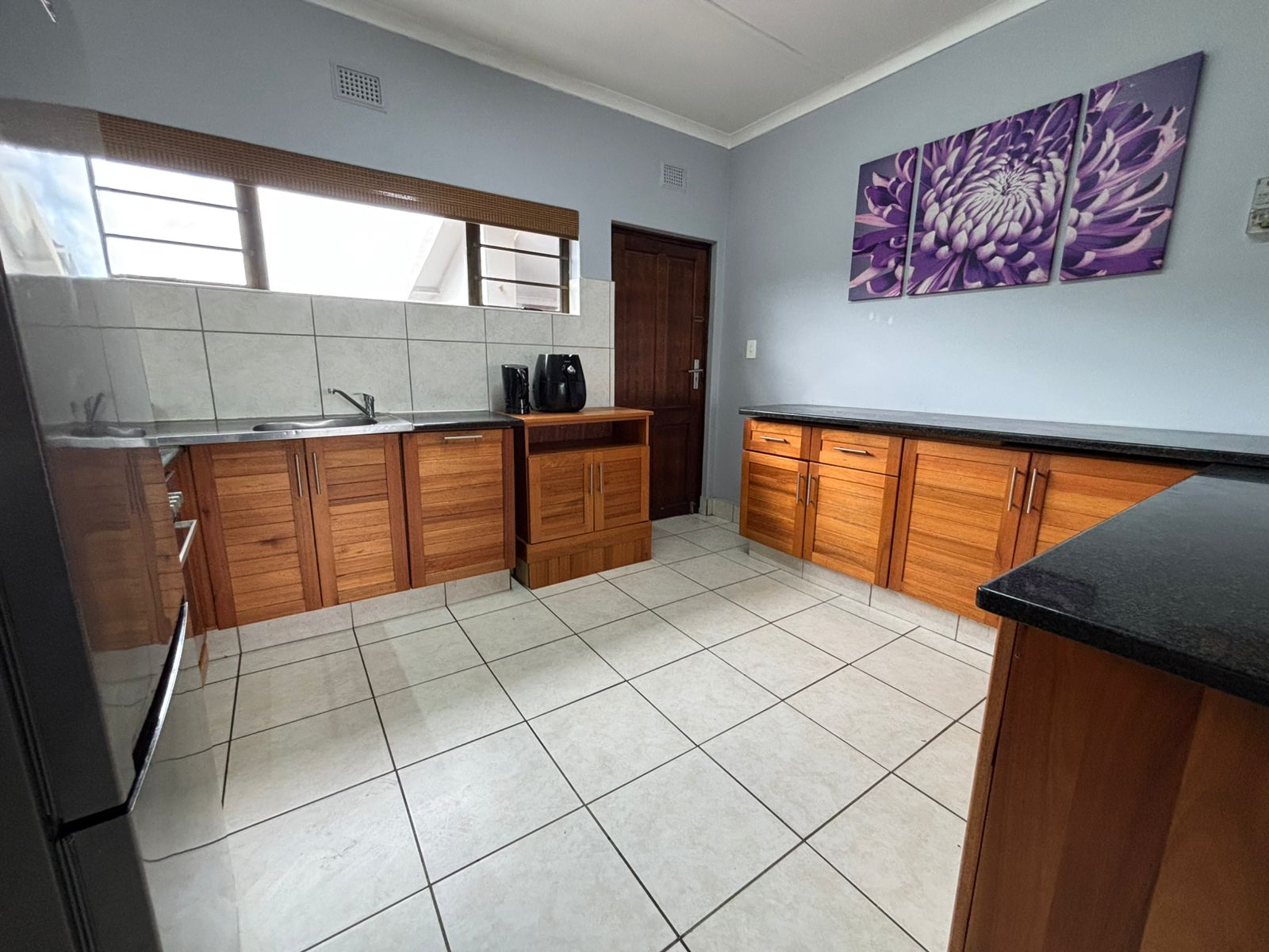 FOR SALE – Furnished 2 Bedroom , Stone through away to beach in Margate
