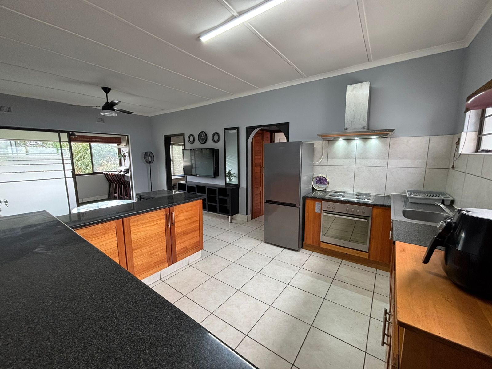 FOR SALE – Furnished 2 Bedroom , Stone through away to beach in Margate