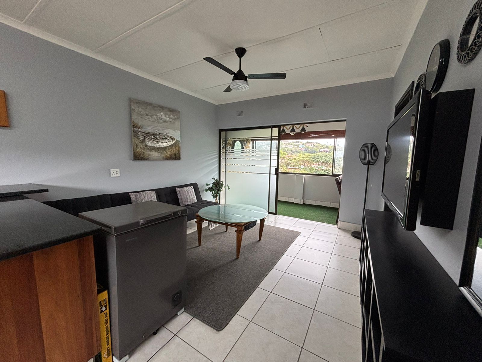 FOR SALE – Furnished 2 Bedroom , Stone through away to beach in Margate