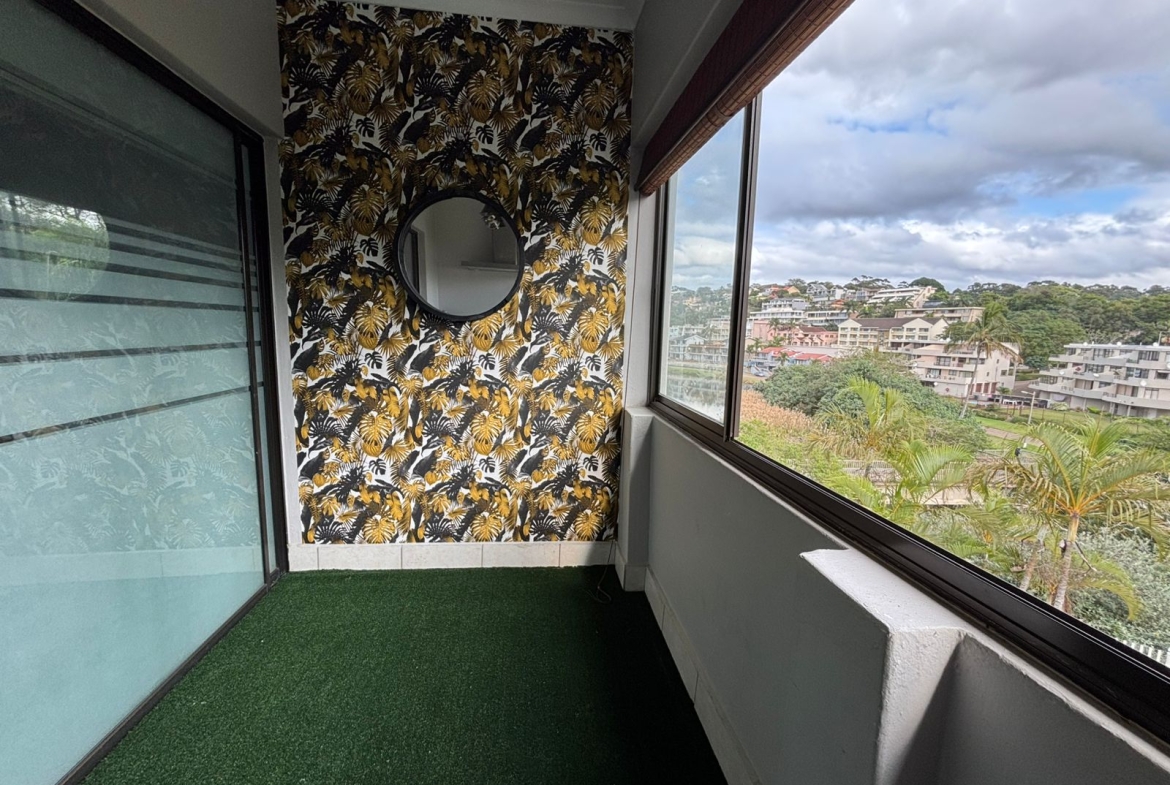 FOR SALE – Furnished 2 Bedroom , Stone through away to beach in Margate