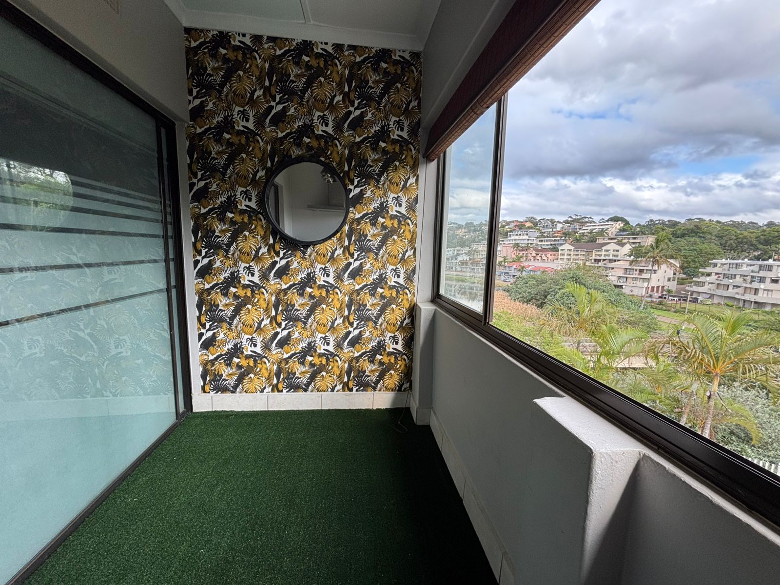 FOR SALE – Furnished 2 Bedroom , Stone through away to beach in Margate