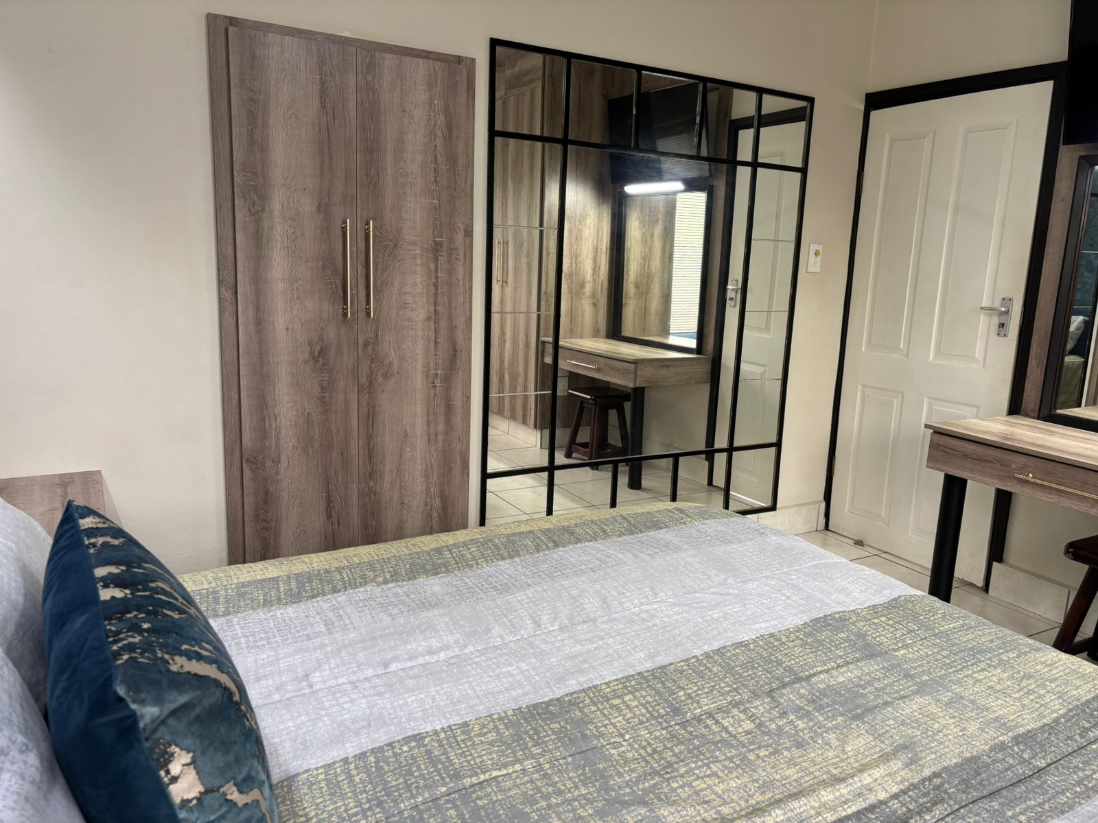 FOR SALE – Furnished 2 Bedroom , Stone through away to beach in Margate
