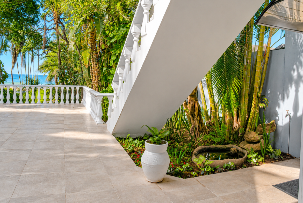 Exceptional Beachfront Property with cottage Shelly Beach, Beach Front