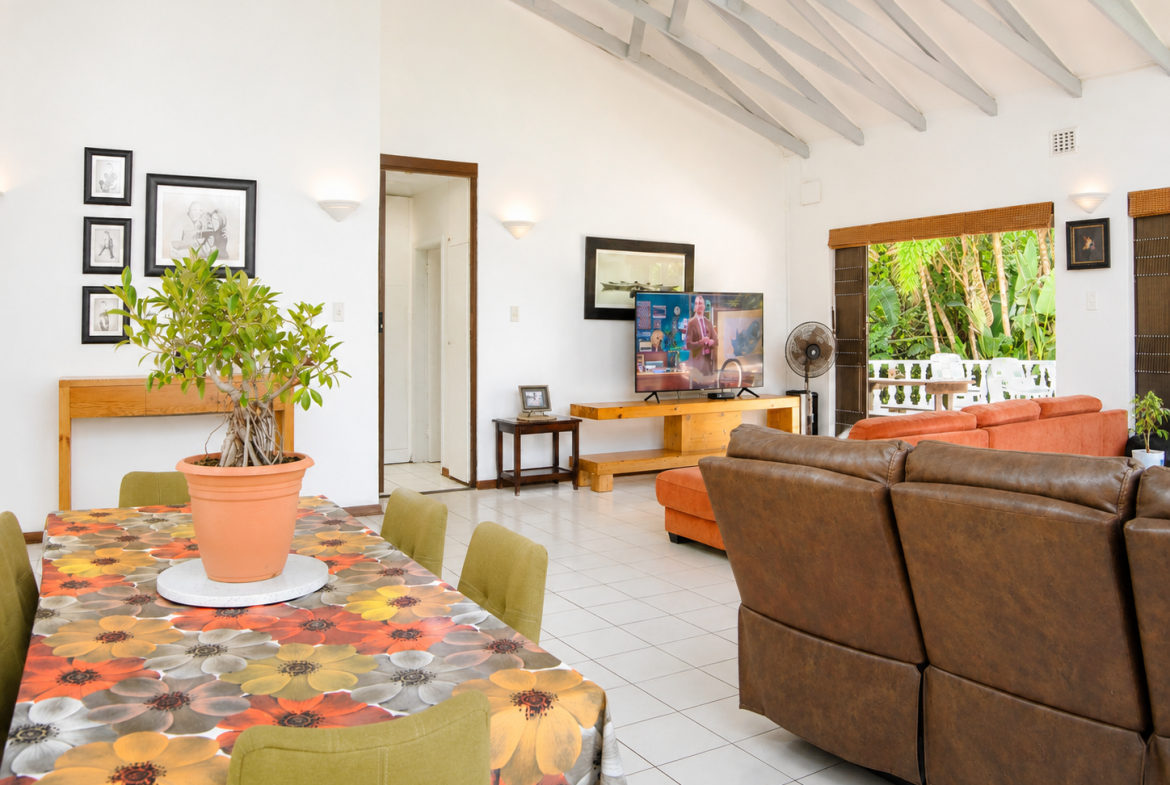 Exceptional Beachfront Property with cottage Shelly Beach, Beach Front