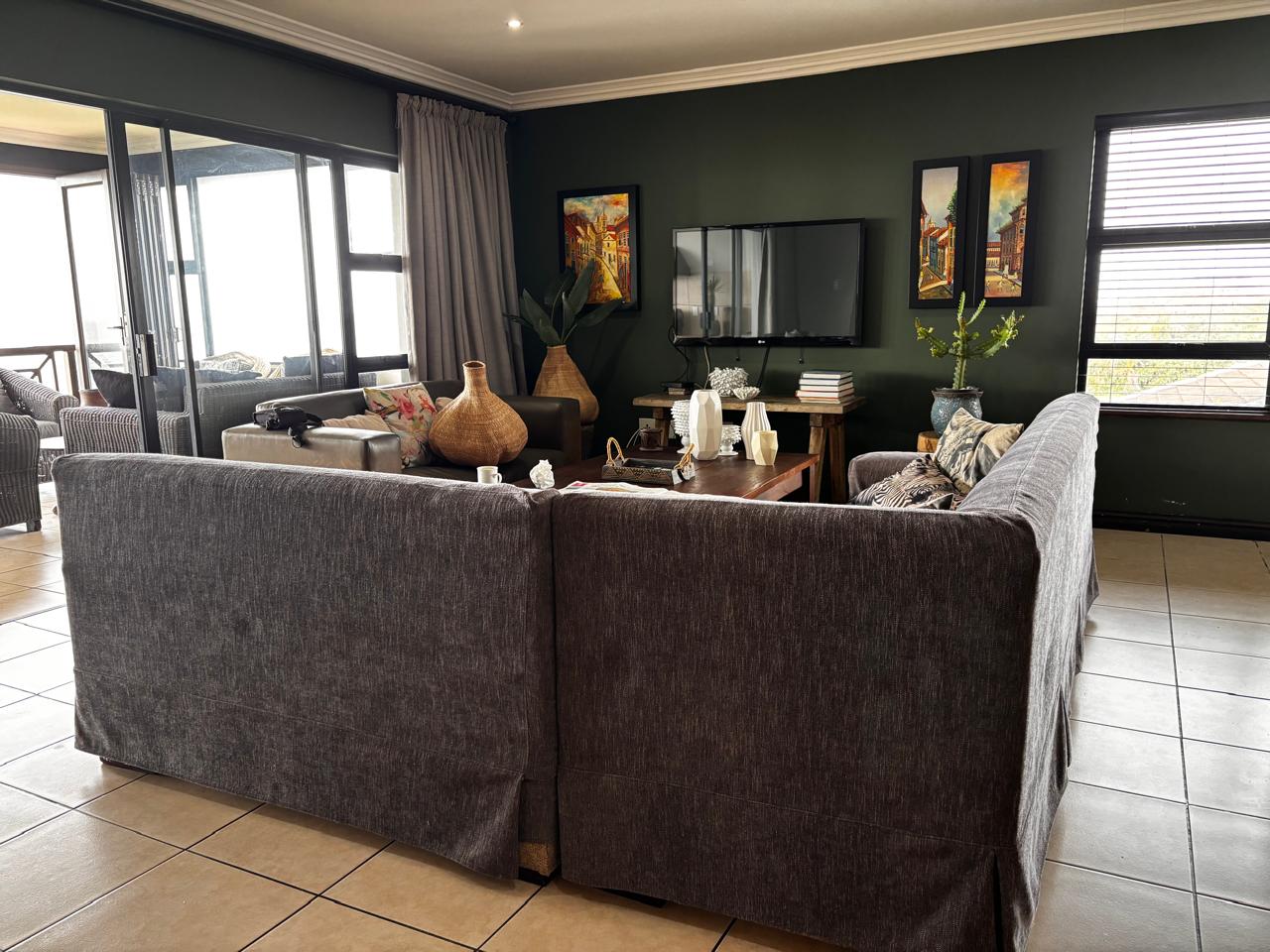 3 Bedroom Apartment in Shelly Coastal Living at Its Finest