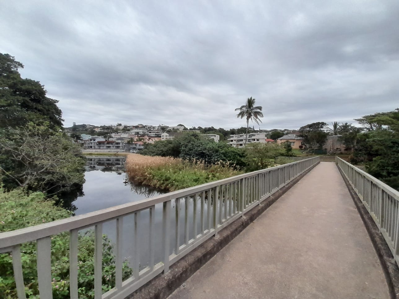 FOR SALE – Furnished 2 Bedroom , Stone through away to beach in Margate