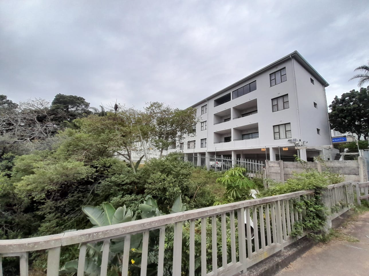 FOR SALE – Furnished 2 Bedroom , Stone through away to beach in Margate