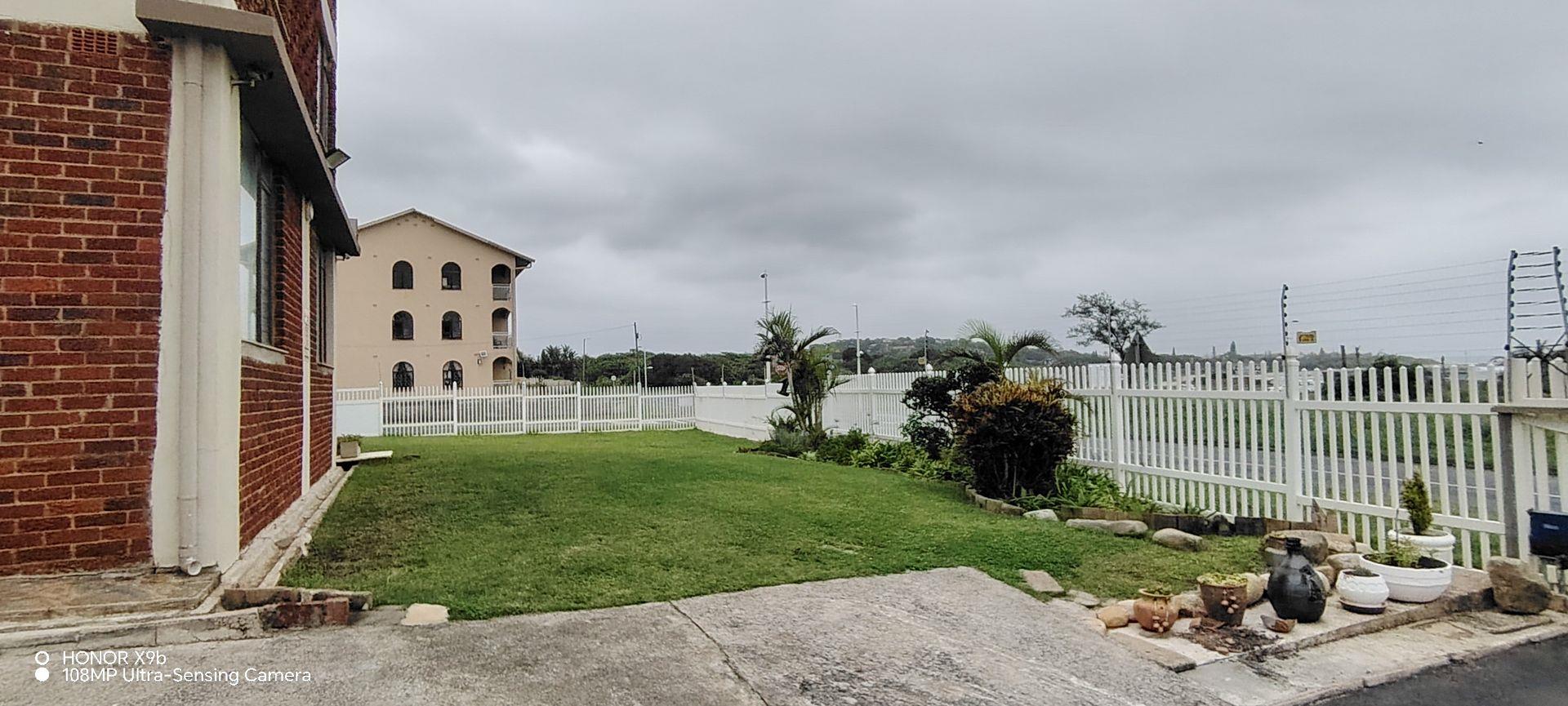 14217247 Fully Furnished Top-Floor Apartment with Stunning Beachfront Location