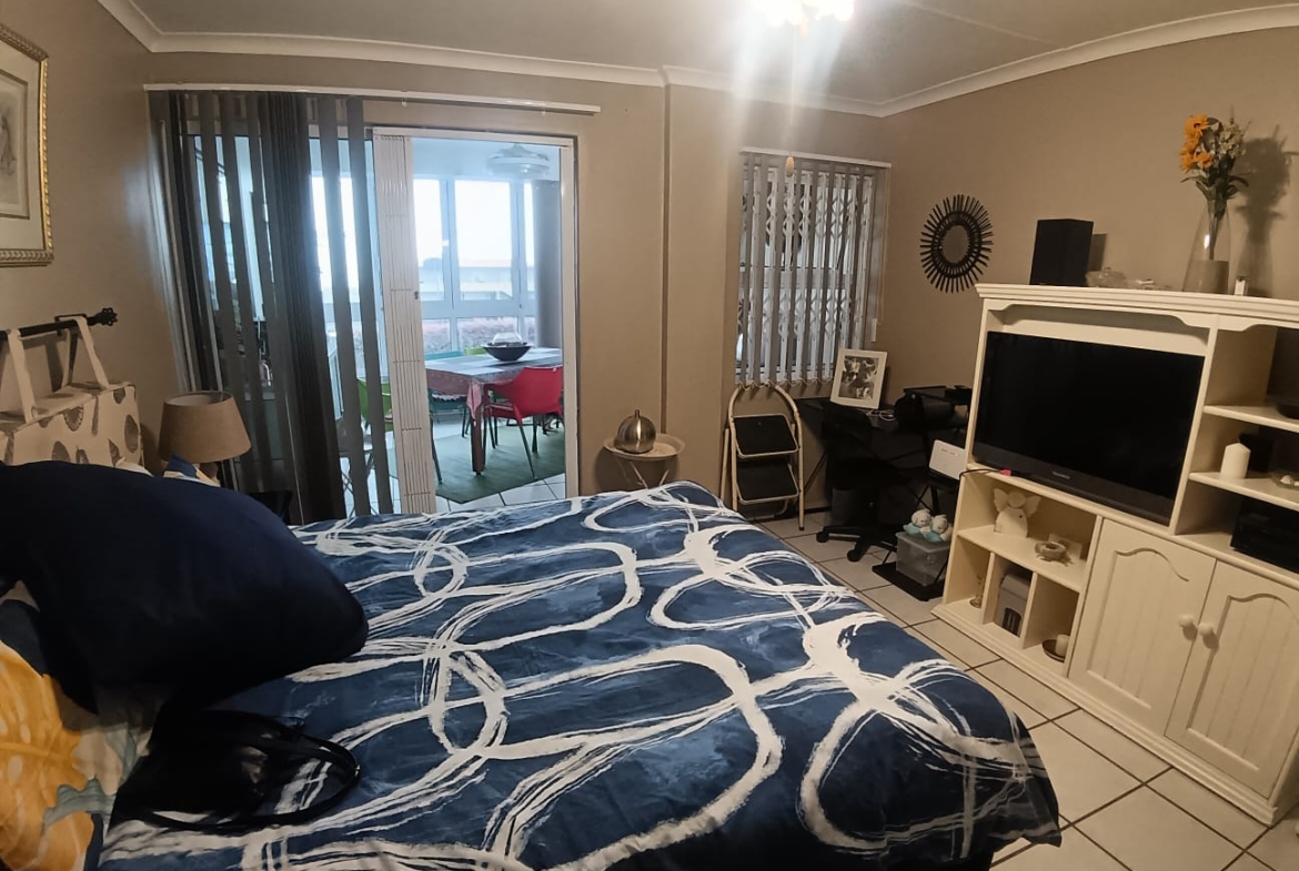 2 Bedroom, 1 Bathroom, Uvongo Sea view For Sale