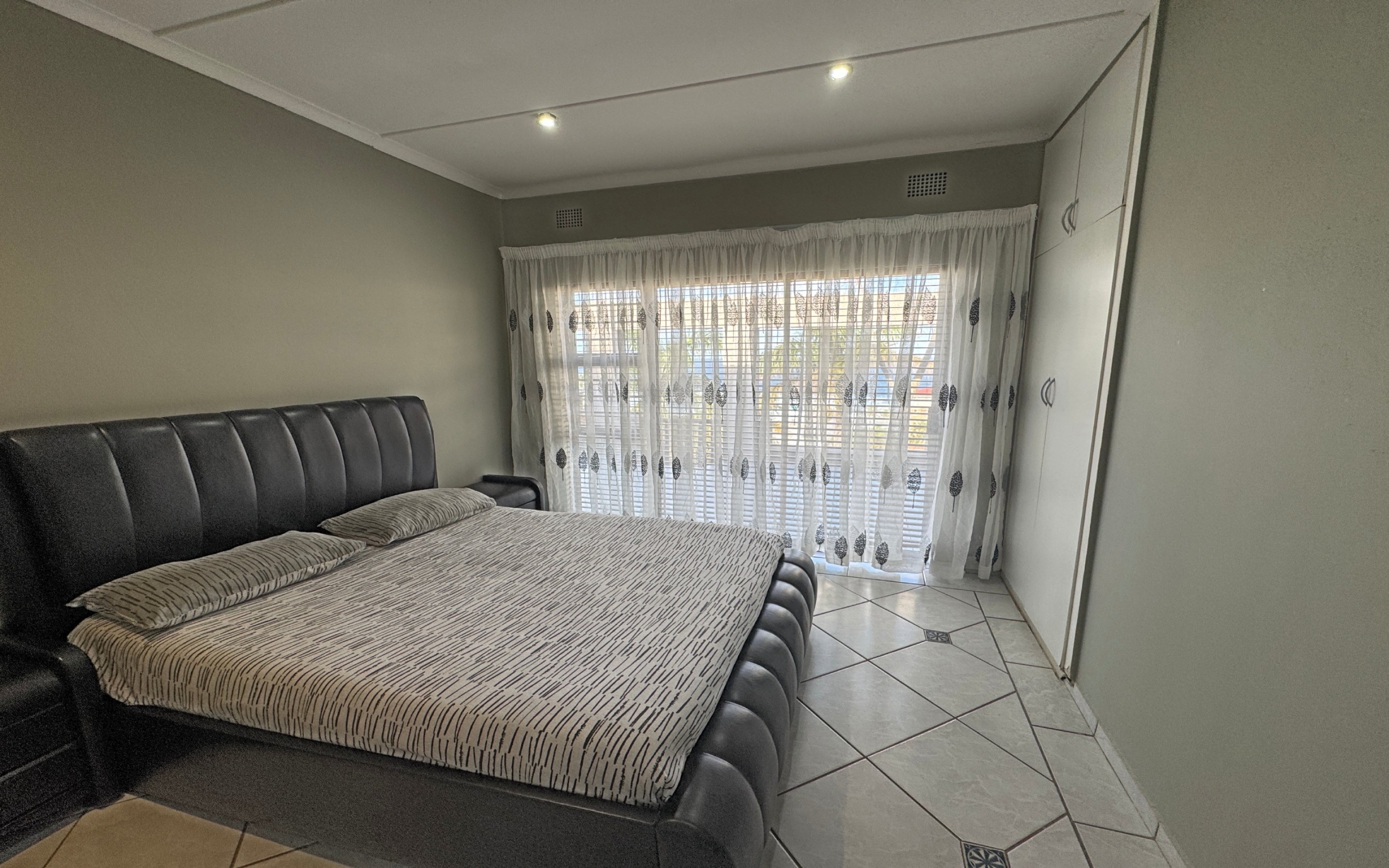 17_2nd_bedroom Grand-Scale Coastal Living with Panoramic Ocean Views – Luxury Home & Holiday Investment in Margate