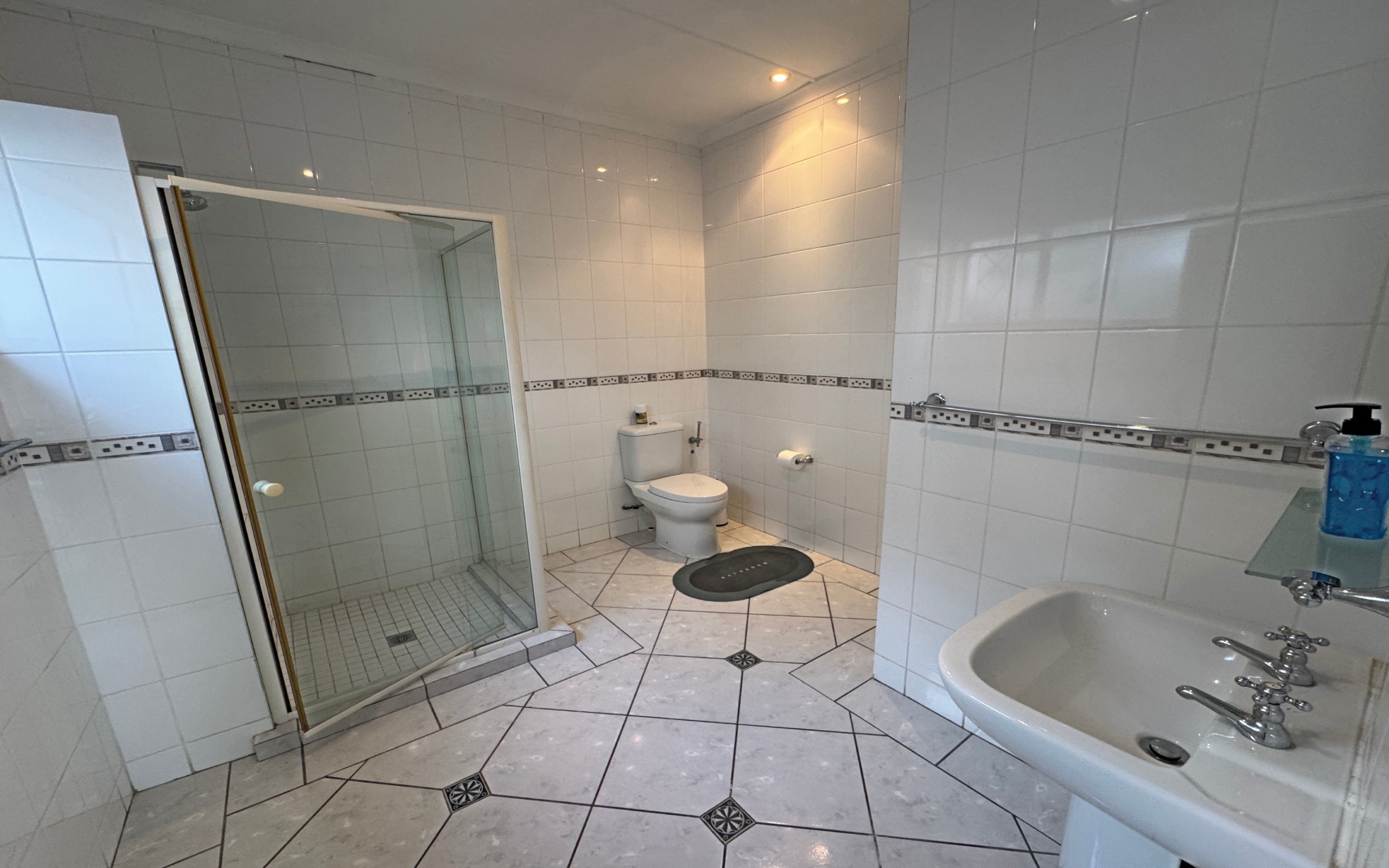 18a_3rd_bedroom_bathroom_en_suite Grand-Scale Coastal Living with Panoramic Ocean Views – Luxury Home & Holiday Investment in Margate