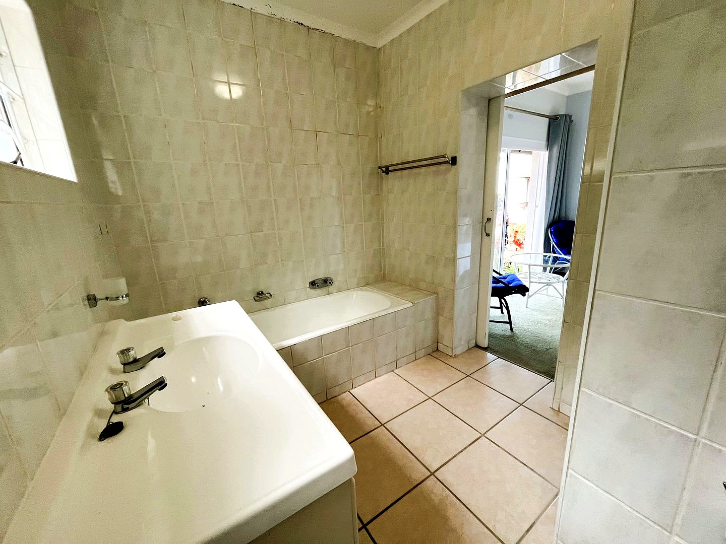 342544160 Seaside Elegance: Discover Your Dream Coastal Retreat with Breathtaking Views