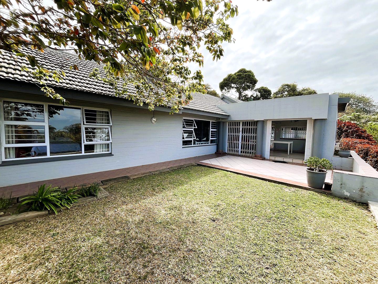 342544184 Seaside Elegance: Discover Your Dream Coastal Retreat with Breathtaking Views