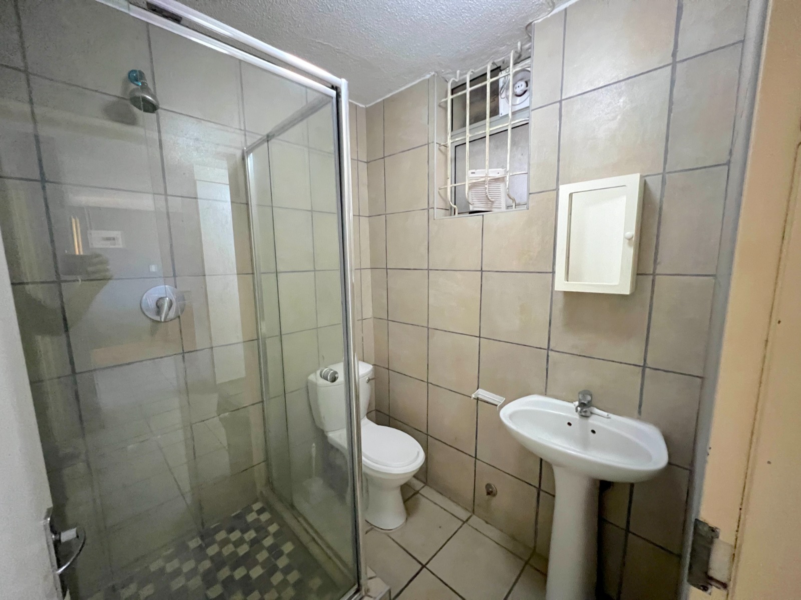 79550af4-c340-4f71-83a0-b7a83a2dc9a3 Stylish 3-bedroom Beachside Retreat with Garden, Patio and Secure-living