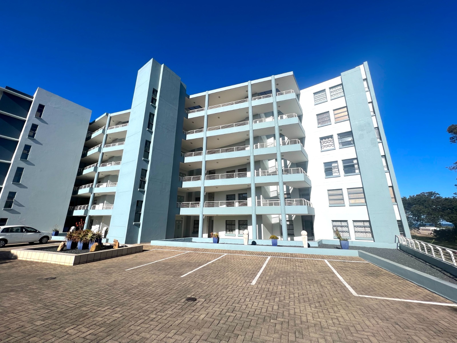 85dfd2b0-163e-4698-b53b-c42e09a8dab1 Spacious, Bright and Open 4 Bedroom Apartment For Sale