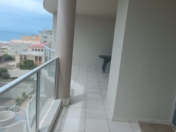 Oceanfront Living: 3-Bedroom Apartment with Panoramic Sea Views in Margate
