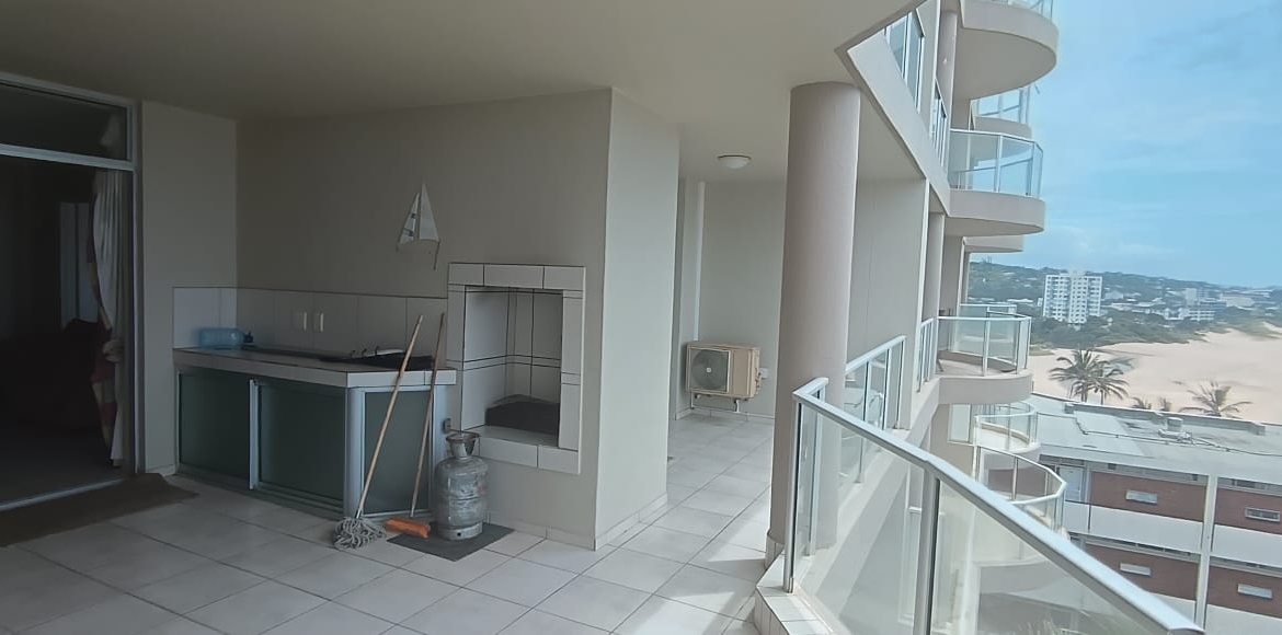 Oceanfront Living: 3-Bedroom Apartment with Panoramic Sea Views in Margate