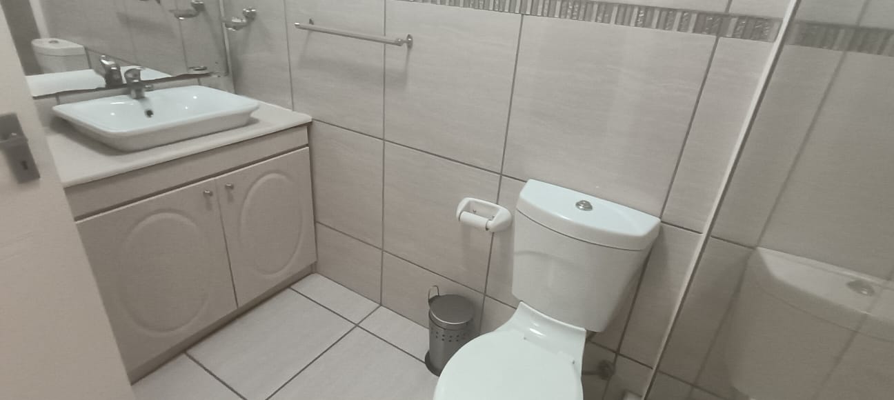 Bathroom Oceanfront Living: 3-Bedroom Apartment with Panoramic Sea Views in Margate
