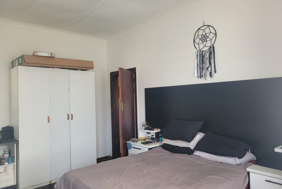 4 Bedroom, 6 Bathroom Home with a Flat