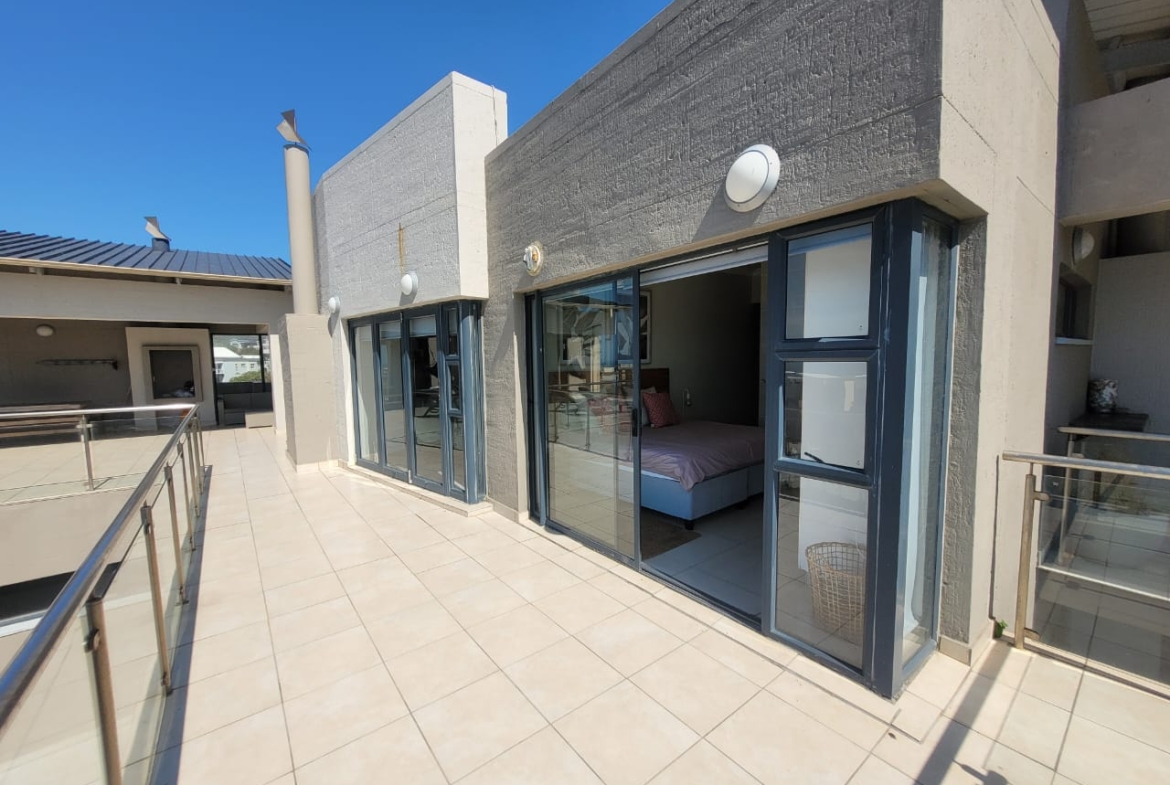 Luxurious Fully Furnished 3-Bedroom Penthouse with Panoramic 180Sea Views Margate