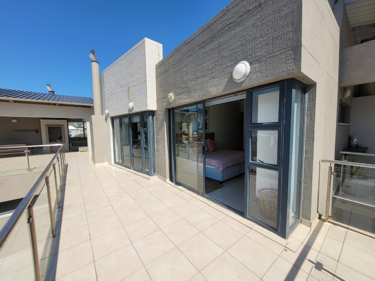 Luxurious Fully Furnished 3-Bedroom Penthouse with Panoramic 180Sea Views Margate