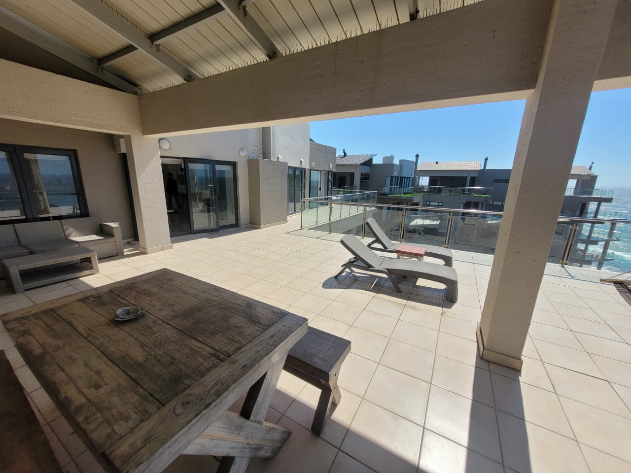Luxurious Fully Furnished 3-Bedroom Penthouse with Panoramic 180Sea Views Margate