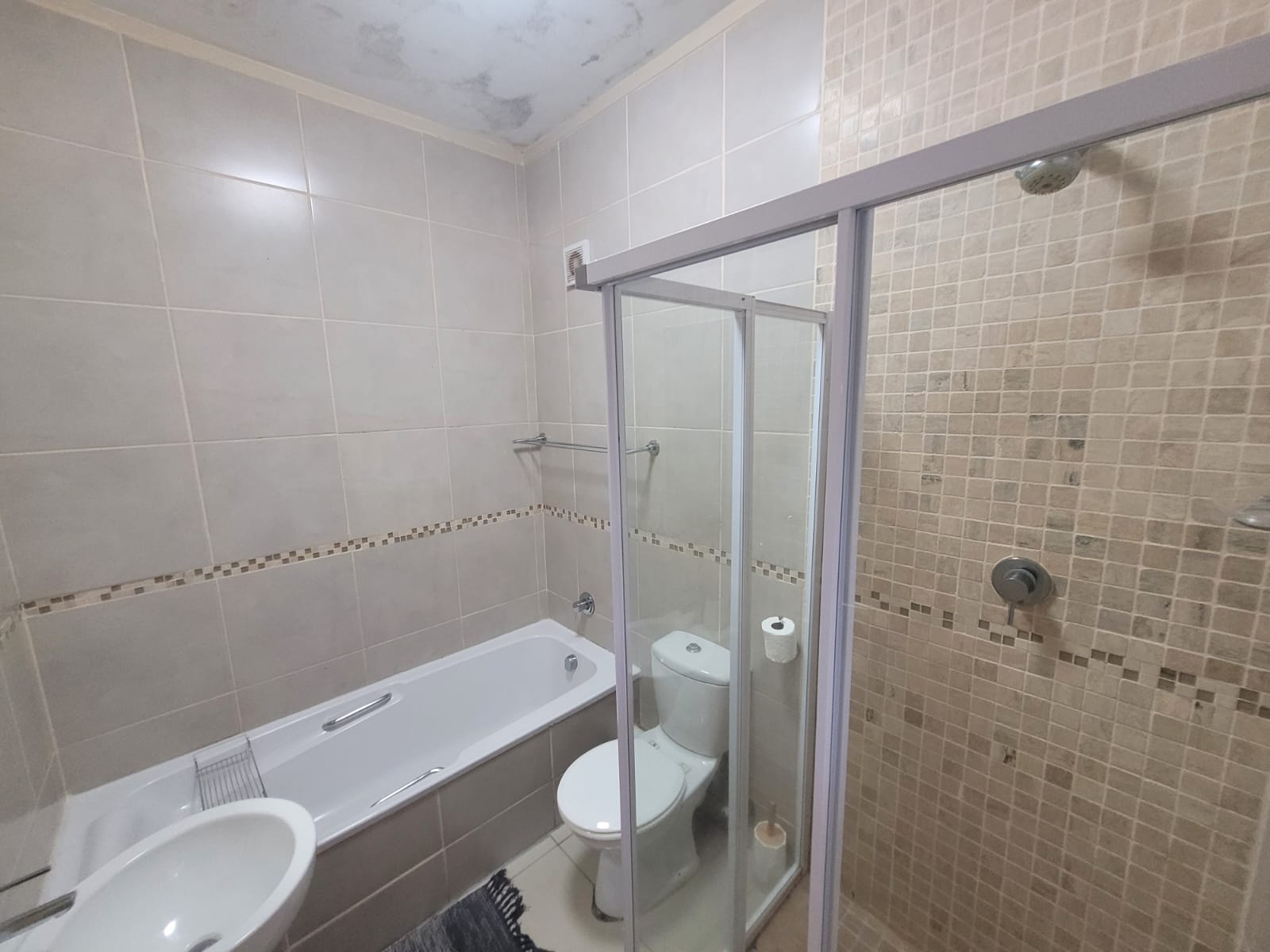 IMG-20251022-WA0020 Stunning 3-Bedroom Sea View Apartment – Fully Furnished and Income-Generating Margate Kzn