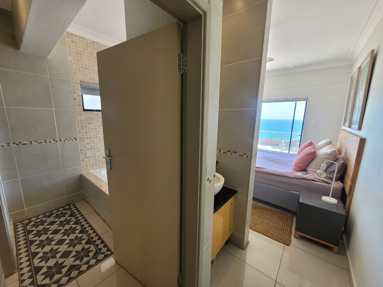 Luxurious Fully Furnished 3-Bedroom Penthouse with Panoramic 180Sea Views Margate