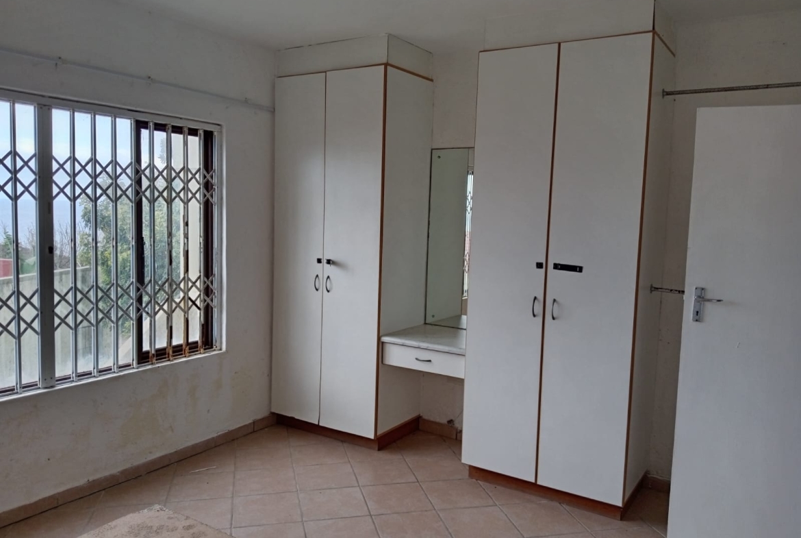 2 Bedroom, 1 Bathroom Apartment for Sale in Lawrence Rocks, Margate