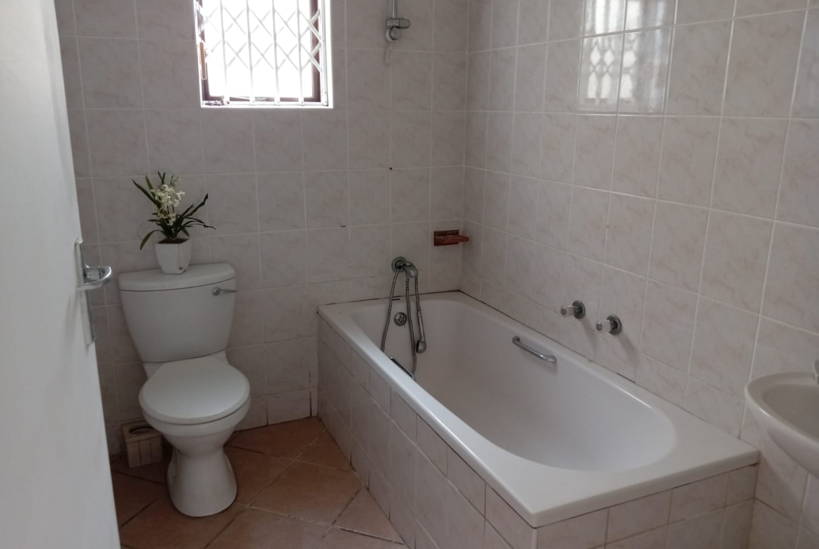 2 Bedroom, 1 Bathroom Apartment for Sale in Lawrence Rocks, Margate