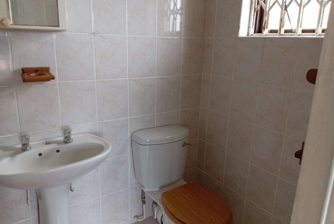 2 Bedroom, 1 Bathroom Apartment for Sale in Lawrence Rocks, Margate
