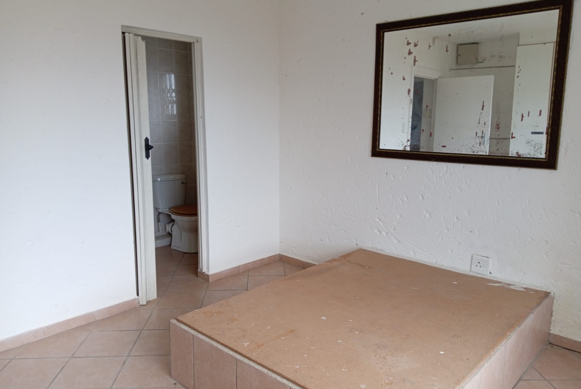 2 Bedroom, 1 Bathroom Apartment for Sale in Lawrence Rocks, Margate