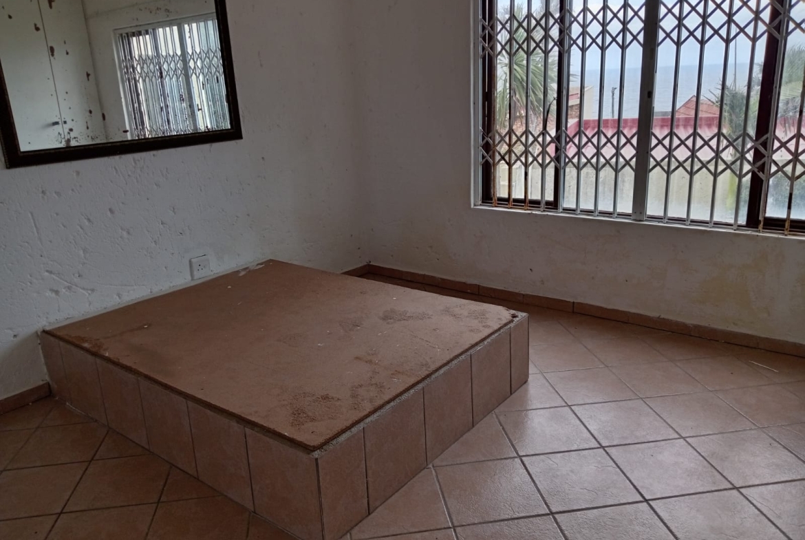 2 Bedroom, 1 Bathroom Apartment for Sale in Lawrence Rocks, Margate