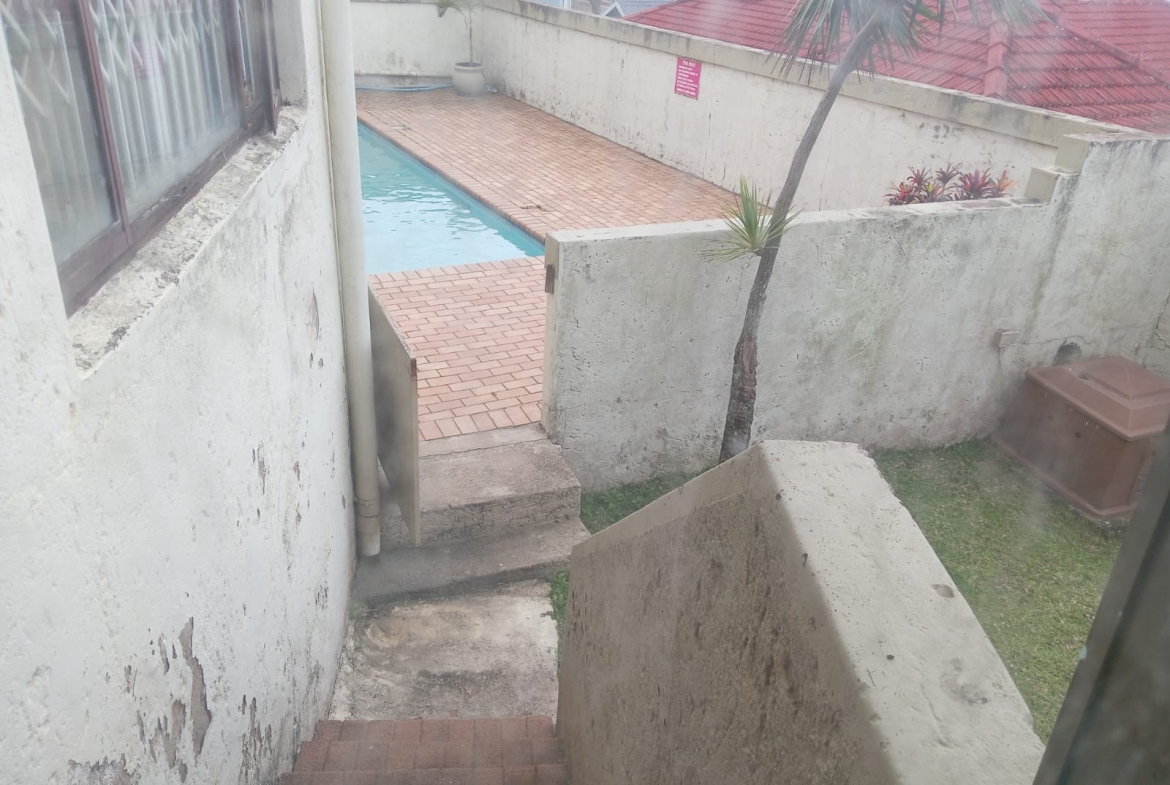 2 Bedroom, 1 Bathroom Apartment for Sale in Lawrence Rocks, Margate