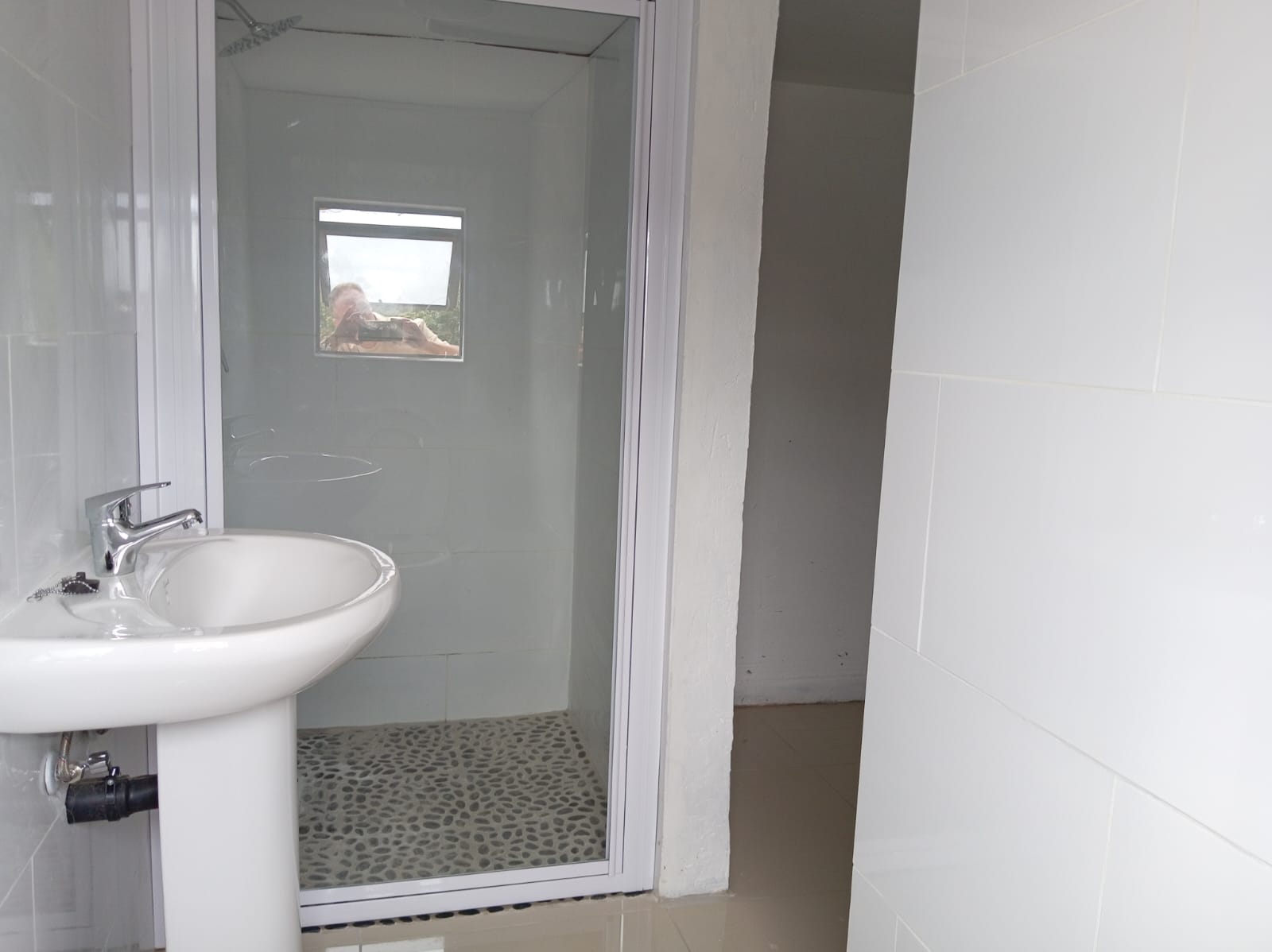 IMG-20251118-WA0127 Modern 5-Bedroom Home in Tranquil Palm Kloof – Brand New & Move-In Ready