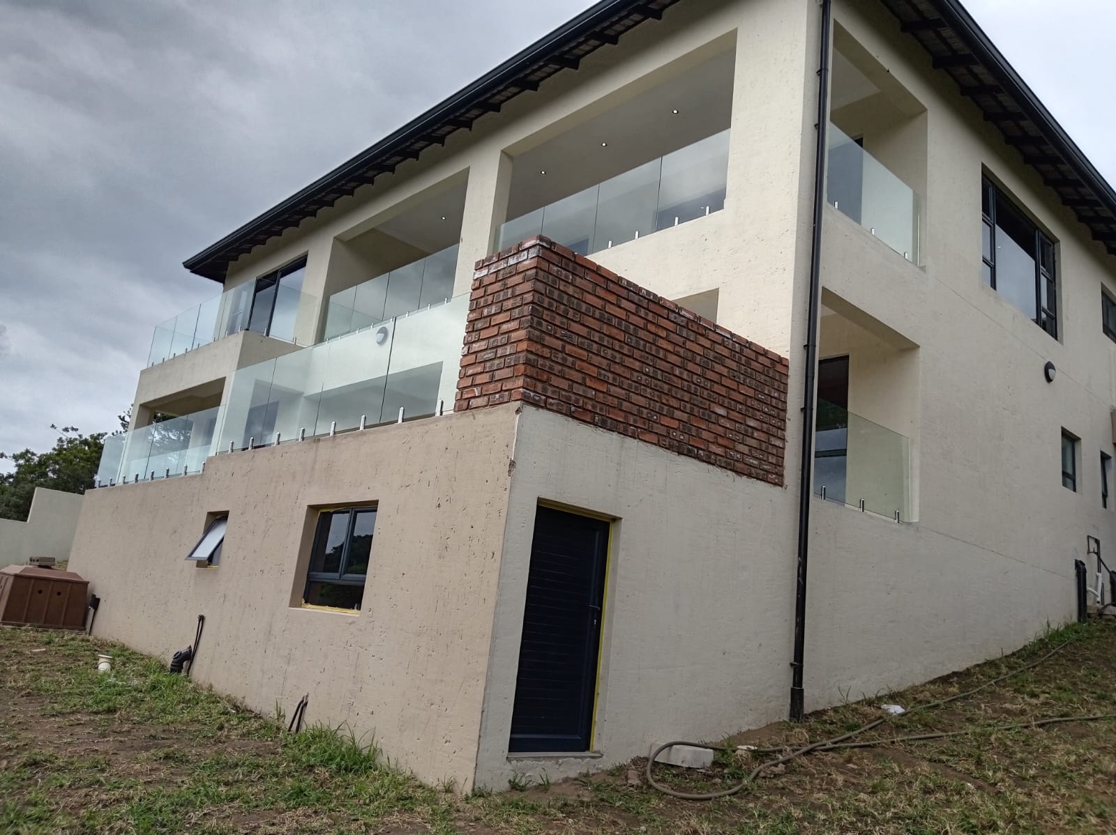 IMG-20251118-WA0128 Modern 5-Bedroom Home in Tranquil Palm Kloof – Brand New & Move-In Ready