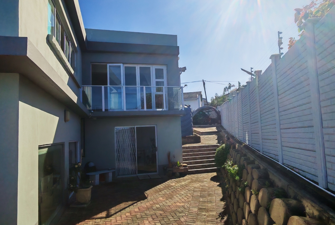 Luxury Home with distant seaview for sale in manaba