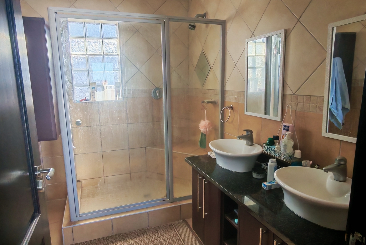 Luxury Home with distant seaview for sale in manaba