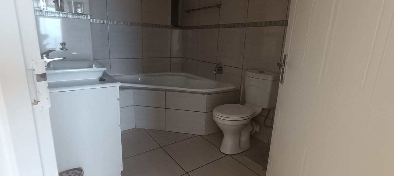 WhatsApp Image 2026-02-03 at 10.21.06 Oceanfront Living: 3-Bedroom Apartment with Panoramic Sea Views in Margate